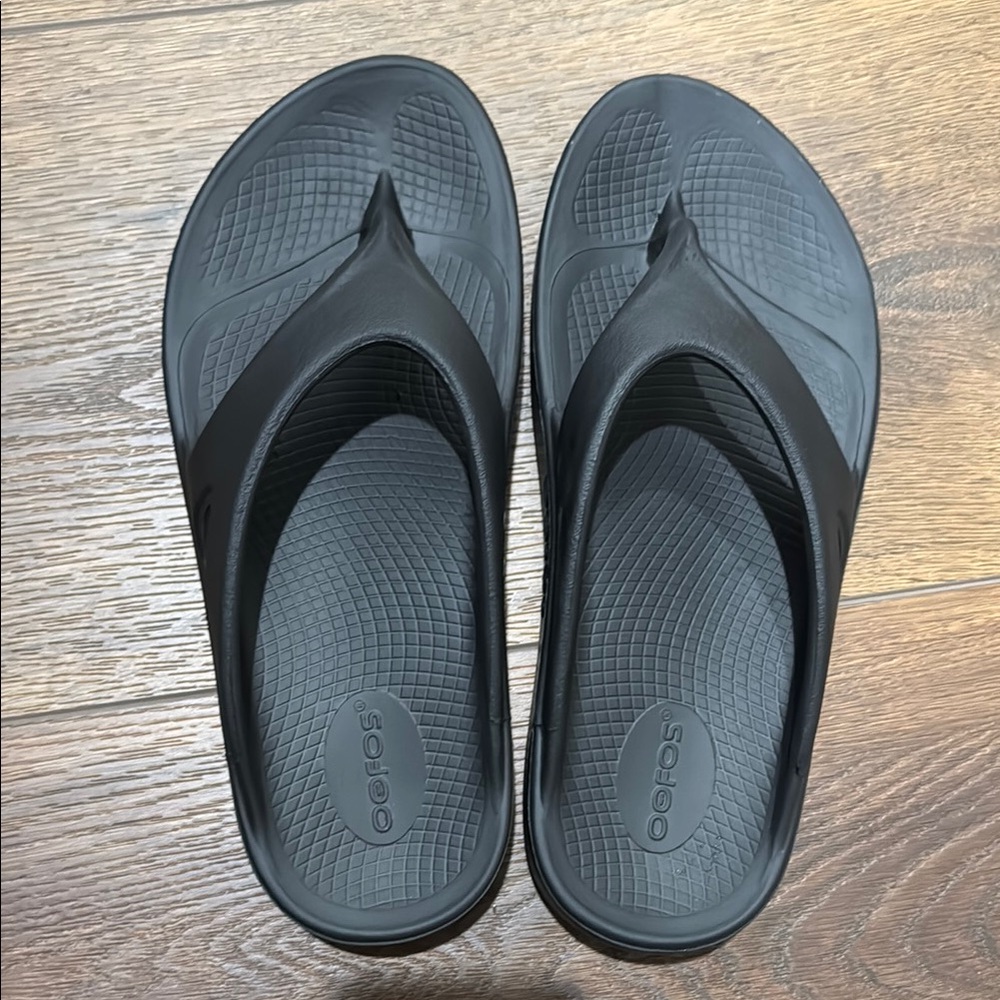 OOFOS Black Comfort Sandals